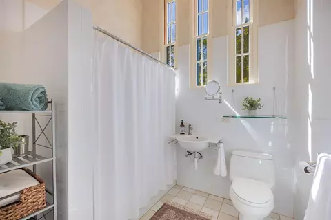 Bath - 2625 Kokomo Rd, Haiku, HI 96708 photo 3 of 3