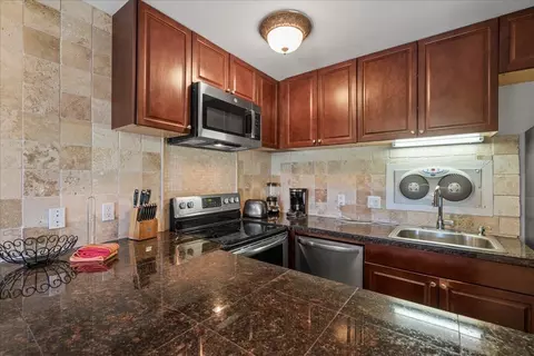 Kitchen - 4909 Lower Honoapiilani Rd #E2E, Lahaina, HI 96761 photo 2 of 4