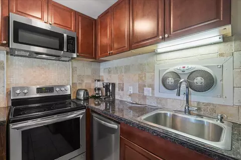 Kitchen - 4909 Lower Honoapiilani Rd #E2E, Lahaina, HI 96761 photo 4 of 4