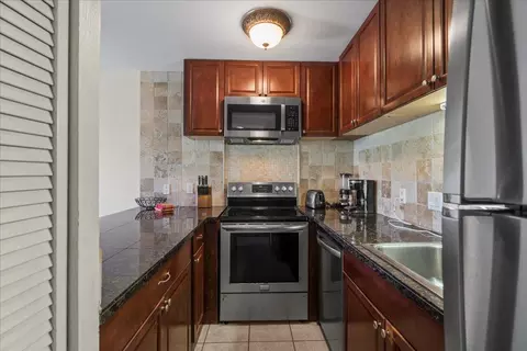 Kitchen - 4909 Lower Honoapiilani Rd #E2E, Lahaina, HI 96761 photo 3 of 4