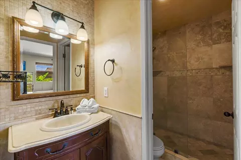 Bath - 4909 Lower Honoapiilani Rd #E2E, Lahaina, HI 96761 photo 1 of 2