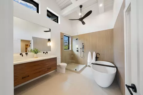 Bath - 965 Hog Back Rd, Haiku, HI 96708 photo 1 of 5