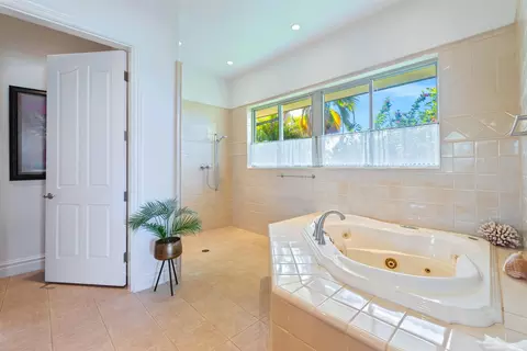 Bath - 232 Crestview Rd, Lahaina, HI 96761 photo 1 of 6