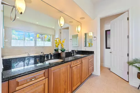 Bath - 232 Crestview Rd, Lahaina, HI 96761 photo 3 of 6