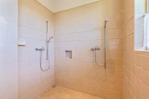Bath - 232 Crestview Rd, Lahaina, HI 96761 photo 2 of 6