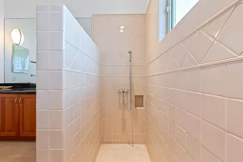 Bath - 232 Crestview Rd, Lahaina, HI 96761 photo 6 of 6