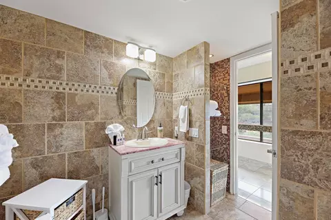 Bath - 4242 Lower Honoapiilani Rd #E-601, Lahaina, HI 96761 photo 3 of 3