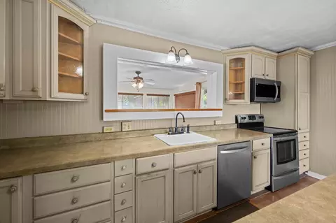 Kitchen - 805 Kuulei St, Haiku, HI 96708 photo 2 of 3