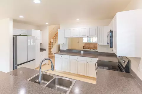 Kitchen - 109 Molehulehu Loop, Kahului, HI 96732 photo 2 of 2