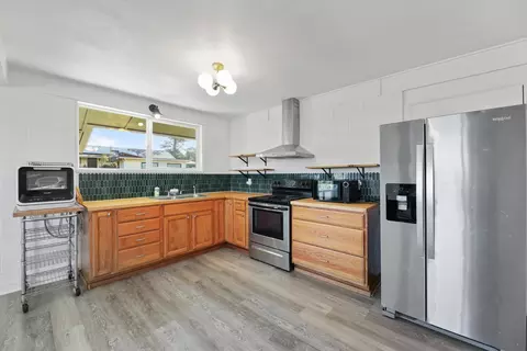 Kitchen - 6 Kahope Pl, Haiku, HI 96708 photo 1 of 4