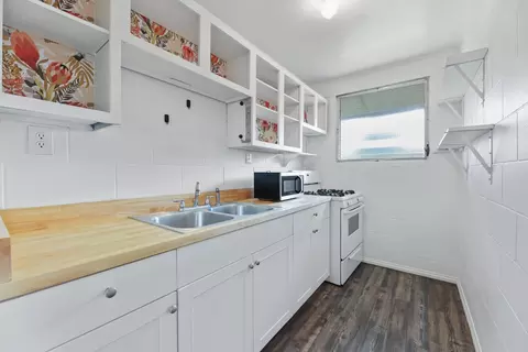 Kitchen - 6 Kahope Pl, Haiku, HI 96708 photo 3 of 4