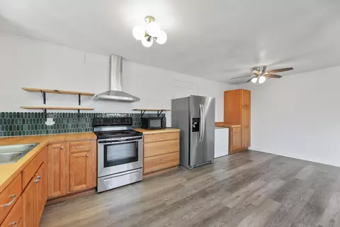 Kitchen - 6 Kahope Pl, Haiku, HI 96708 photo 2 of 4