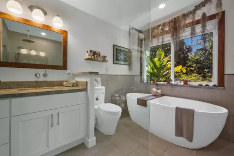Bath - Undisclosed, Haiku, HI 96708 photo 2 of 5