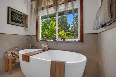 Bath - Undisclosed, Haiku, HI 96708 photo 3 of 5
