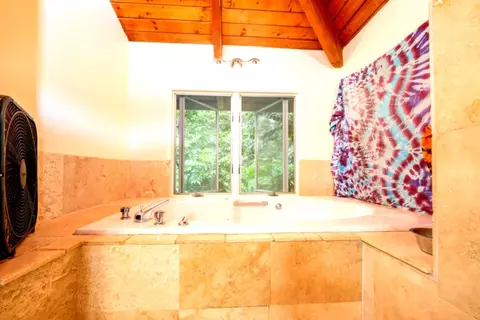 Bath - 1640 Kokomo Rd, Haiku, HI 96708 photo 2 of 5