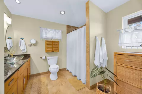 Bath - 1041 Lower Kimo Dr, Kula, HI 96790 photo 4 of 4