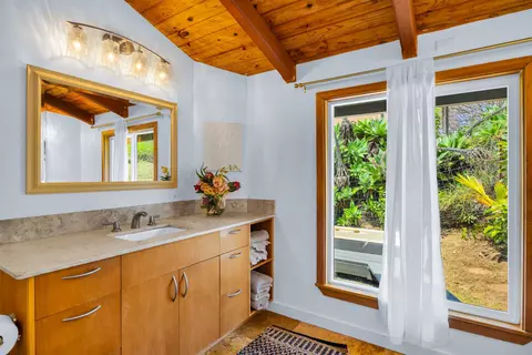 Bath - 1041 Lower Kimo Dr, Kula, HI 96790 photo 1 of 4