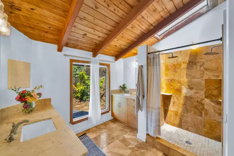 Bath - 1041 Lower Kimo Dr, Kula, HI 96790 photo 2 of 4