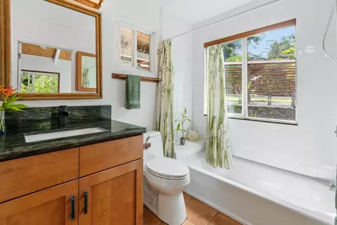 Bath - 630 Hoolawa Rd, Haiku, HI 96708 photo 2 of 2