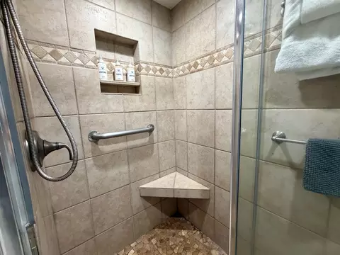Bath - 3543 Lower Honoapiilani Rd #E-206, Lahaina, HI 96761 photo 1 of 2