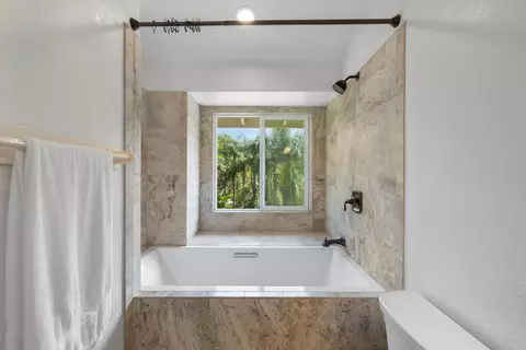 Bath - 4345 Waha Pl, Haiku, HI 96708 photo 2 of 6