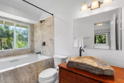 Bath - 4345 Waha Pl, Haiku, HI 96708 photo 1 of 6