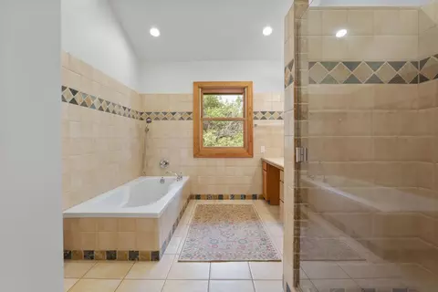 Bath - 68 Ka Dr, Kula, HI 96790 photo 1 of 4
