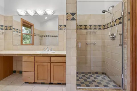Bath - 68 Ka Dr, Kula, HI 96790 photo 2 of 4