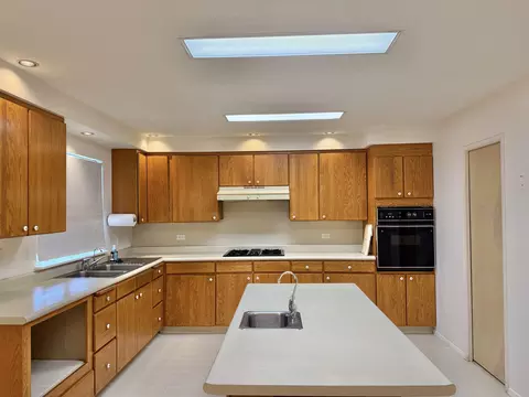 Kitchen - 70 Akea Pl, Kula, HI 96790 photo 2 of 5