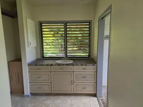 Bath - 1063 Kauhikoa Rd, Haiku, HI 96708 photo 4 of 4
