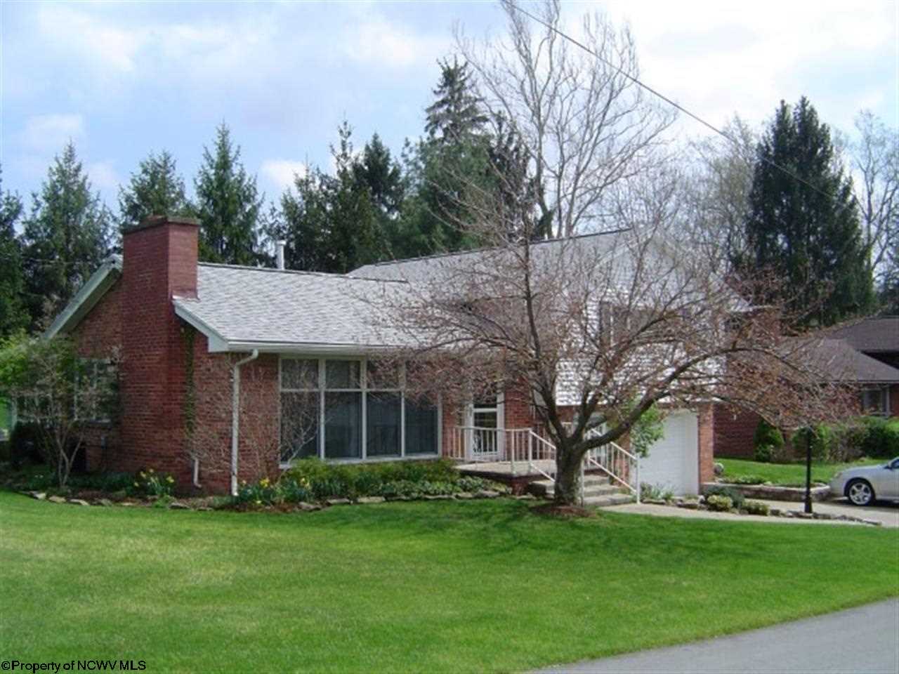 902 Sunset Dr, Bridgeport, WV 26330 photo 1