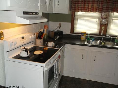 321 E Seventh St, Weston, WV 26452 photo 4
