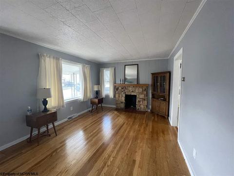 112 E Smith St, Bridgeport, WV 26330 photo 3