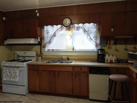 16 Prospect St, Salem, WV 26426 photo 5