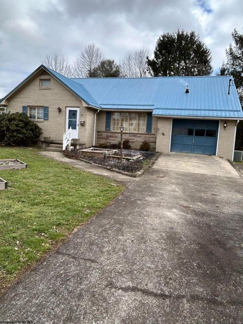 27 Tucker St, Buckhannon, WV 26201