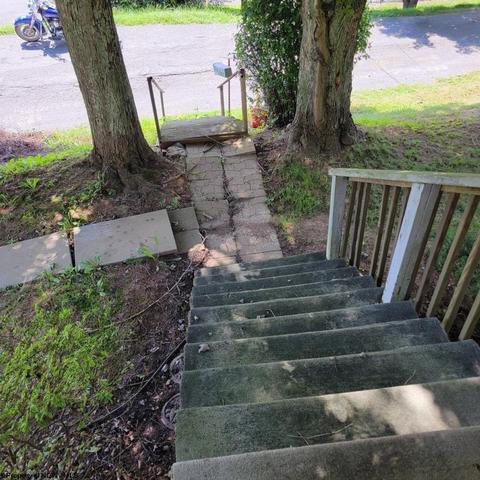 906 Dickson St, Mannington, WV 26582 photo 3
