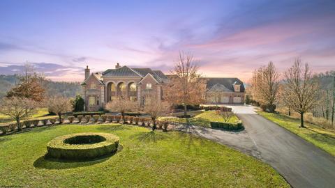 304 Chapel Brook Dr, Bridgeport, WV 26330
