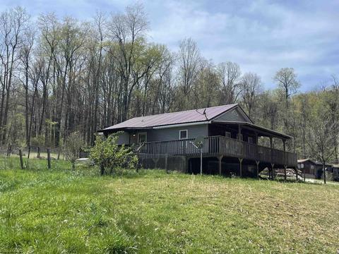 145 Pine Ln, Kingwood, WV 26537