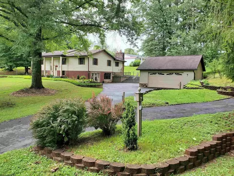 2 Hutchinson Dr, Fairmont, WV 26554