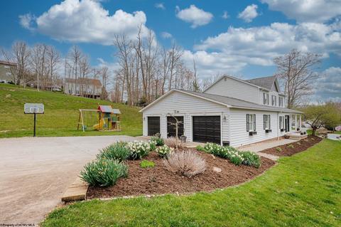 4305 Brettwood Ln, Morgantown, WV 26508