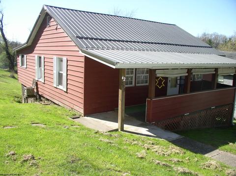 208 6th St, Carolina, WV 26563
