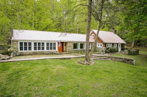 354 Maple Leaf Ln, Morgantown, WV 26508