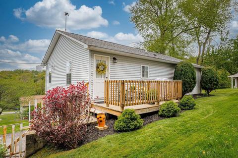 15 Barker St, Westover, WV 26501