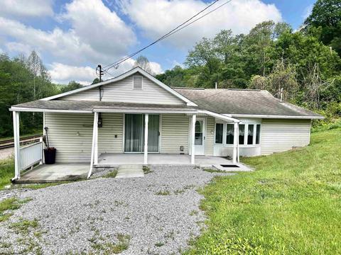 205 Market St, Newburg, WV 26410