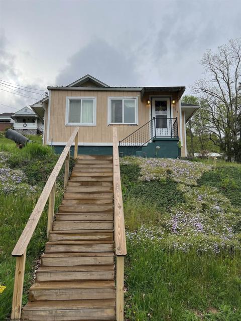 212 Thomas Ave, Nutter Fort, WV 26301