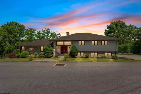 672 Kenwood Pl, Morgantown, WV 26505