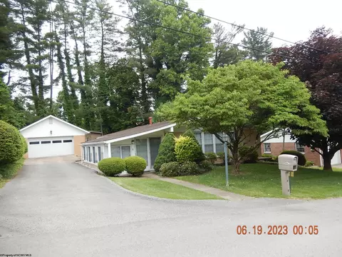 1704 Kendall Dr, Fairmont, WV 26554