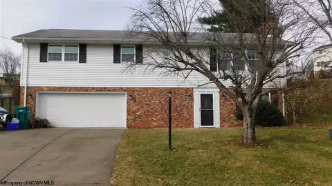 6 Woodbrook Ln, Bridgeport, WV 26330