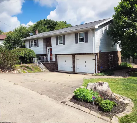 108 Solar Dr, Morgantown, WV 26508