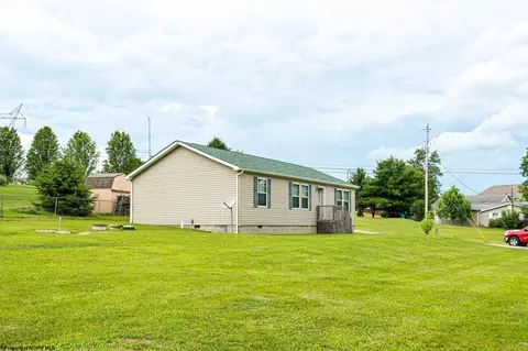 39 Whipkey Ln, Morgantown, WV 26508